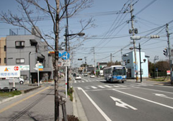 【1】玉名駅を出て、シマダ時計店さんの横の道路から北上します。